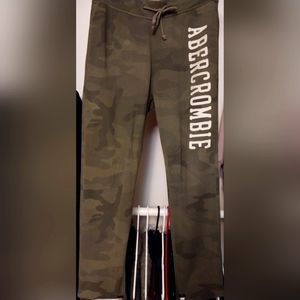 Medium Size Abrecrombie Unisex pants. Brown, Navy style